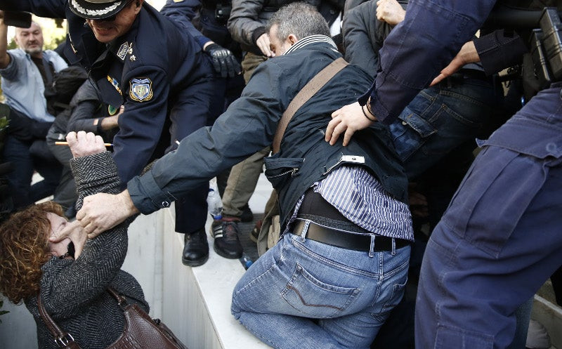 Ξεχείλισε η οργή: Η επίθεση της μητέρας της Δώρας Ζέμπερη στον δολοφόνο (εικόνες)